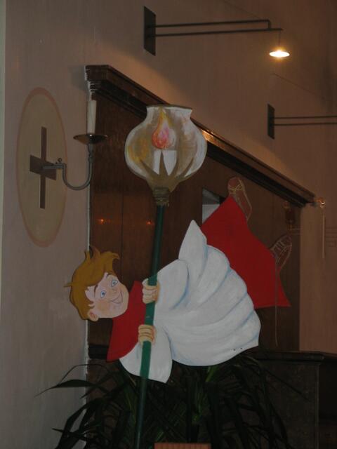 Frei nach dem Priestermaler Sieger Köder stellte diese Figur den Psalm 18 dar: "Mit meinem Gott überspringe ich Mauern". Dies war immer die Devise von Sabine Eltschkner während ihrer langjährigen Tätigkeit als Dekanatsjugendseelsorgerin