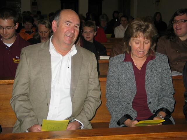 Sabine und Ernst Eltschkner während des feierlichen Verabschiedungsgottesdienstes in St. Wolfgang, Meitingen