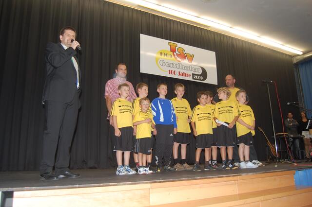 Die "Minis" und E-Jugend, vorgestellt von Kopp, mit Trainer Sven Schreiber und Georg Fieger