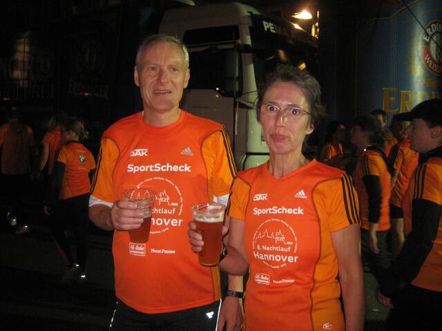 Wolgang und Annegret im Zielbereich (mit alkoholfreiem Getränk!!)