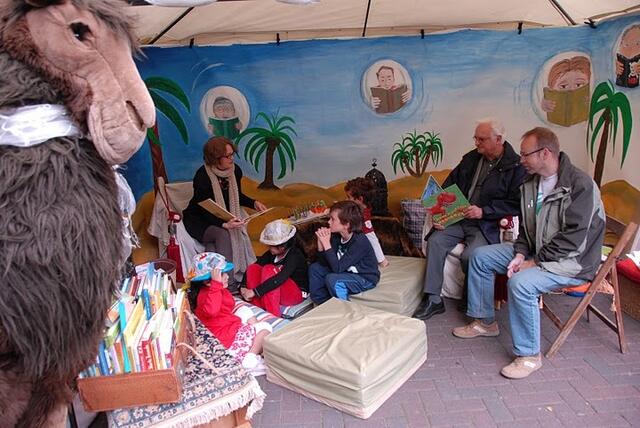 Soraya, das Lesekamel, und  die Lese- & Erzählkarawane haben viele schöne Kinderbuchgeschichten für große und kleine Stadtteilfest-Besucher mitgebracht. | Foto: Klaus Schrinner