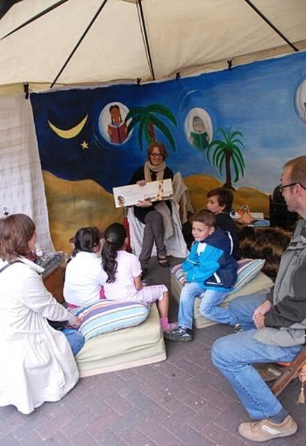 Große und kleine Festbesucher beim Vorlesen und Erzählen in der Leseoase der Lecture_Offenbach | Foto: Klaus Schrinner
