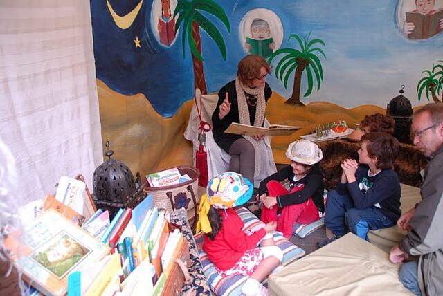 Vorlesen und Erzählen im Zelt der Lese- & Erzählkarawane von Lecture_Offenbach e.V. | Foto: Klaus Schrinner