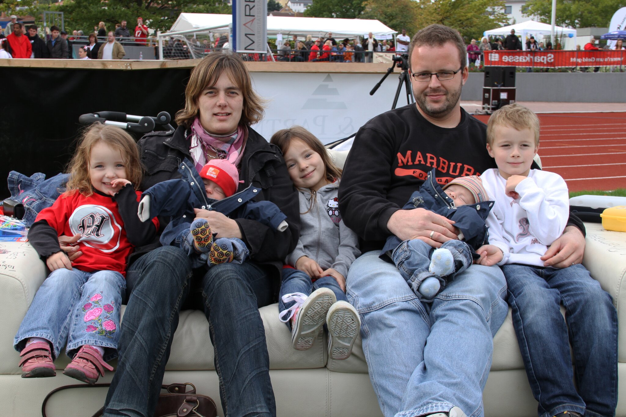 Familiengl ck Auf Dem OP Fansofa Beim Play Off Spiel Der Marburg 