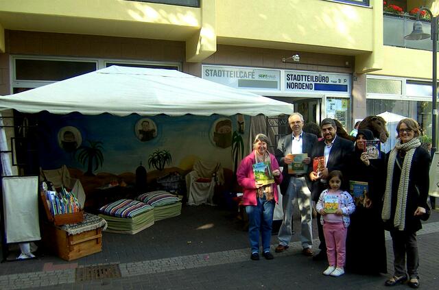 Bei der Lese- & Erzählkarawane trafen sich Freunde und Interessierte. Das Zeltdach lieh Mehmed Ergün, Imam der Mevlana Moschee, (3.v.l.). Von links: Renate Plank, Matthias Schulze-Böing, Familie Ergün mit Tochter, Paula Kuhn. | Foto: Philine Kuhn