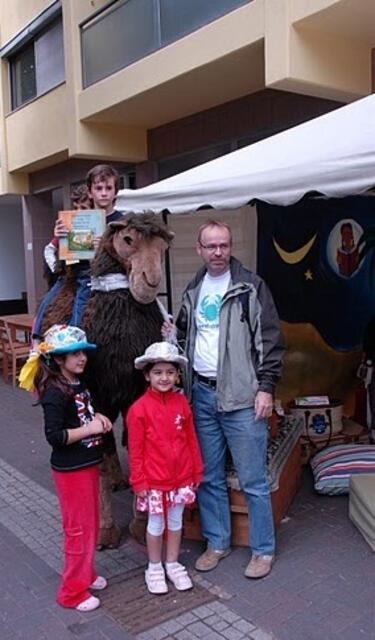 Matthias mit Soraya und den Kindern des Stadtteilfest Nordend kurz vor dem Aufbruch