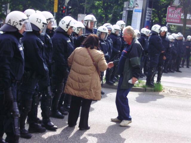 Die beiden wollten ein Foto mit den Polizisten haben