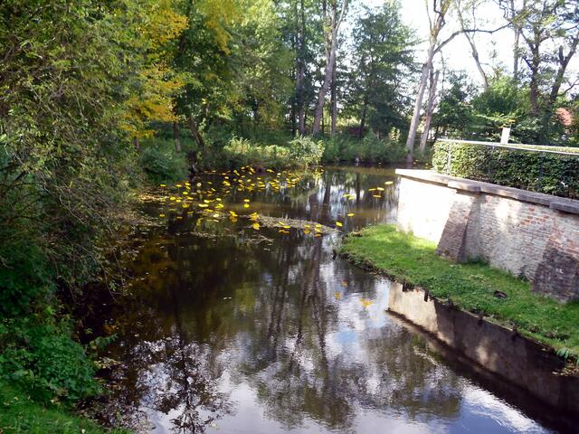 Vom Wasser umgeben wird es auch das Wasserschloss genannt