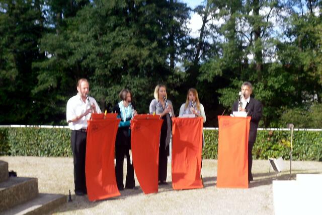 Auch ein, zwei, drei Ständchen wird ihr gespielt