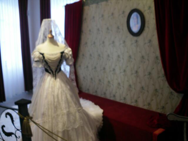 Das Krönungskleid 1867. Höhepunkt im Leben der kaiserin, als sie in diesem Kleid zur ungarischen Königin gekrönt wurde.