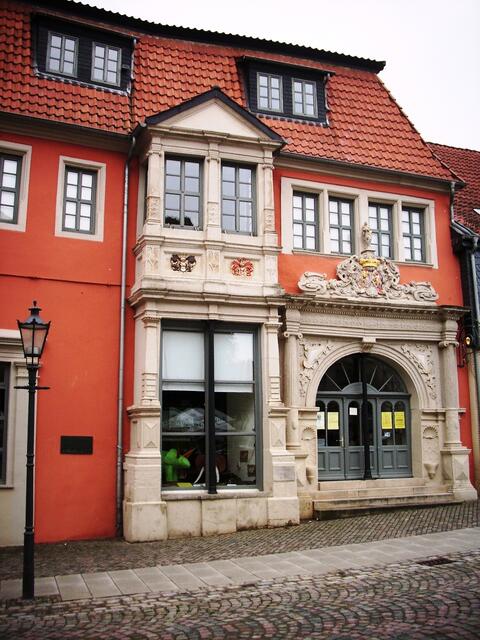 Hausfront mit Wappen