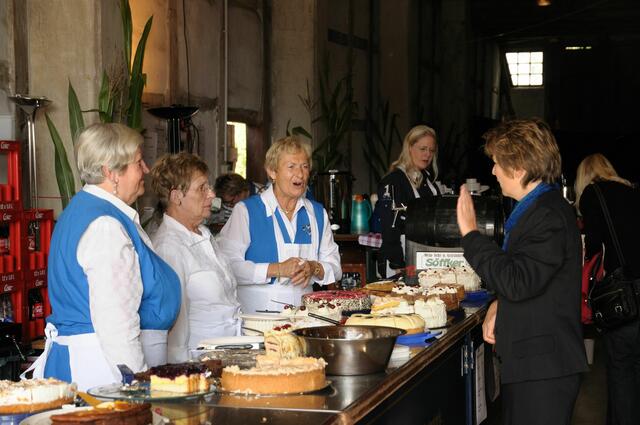 Die Damen am Kuchenbuffet. | Foto: Horst Hildebrandt