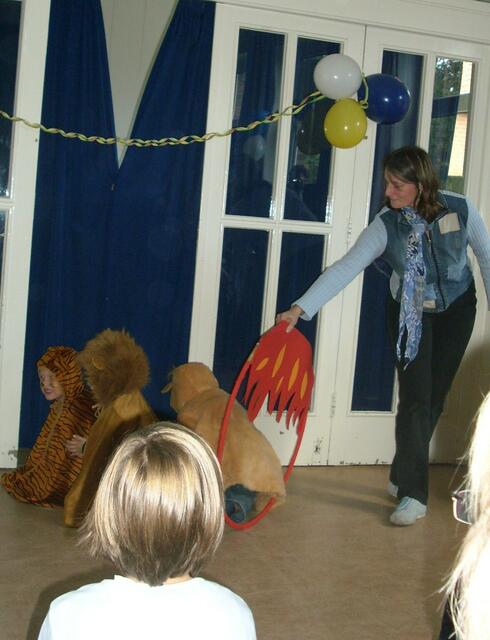 Die gefährlichen Löwen und Tiger springen durch den Feuerreifen.