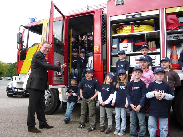 Oberbürgermeister Stephan präsentiert die Kinderfeuerwehr Hannover-Davenstedt