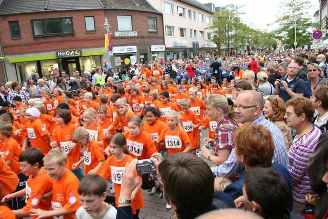 Start des 2-Kilometer-Felds. Lehrtes Bürgermeisterin Jutta Voß schaut zu (linker Bildrand).