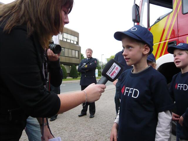 HitRadio Antenne interviewt ein Mitglied der Kinderfeuerwehr Hannover-Davenstedt