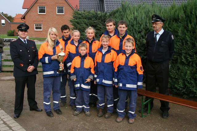 Die Sieger Jugendfeuerwehr Koldingen/Reden (mit Stadjugendfeuerwehrwart Helge Schlender und Fachbereichsleiter Wettbewerbe Siegmung Jänsch)