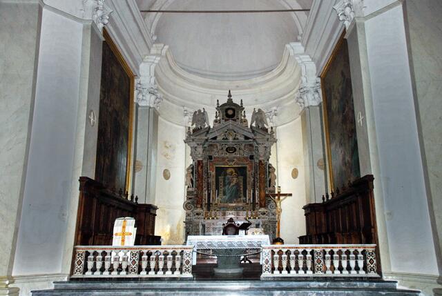 Das Altarbild entstand zwischen 1750 und 1827 und zeigt die Kreuzigung Christi mit der Gottesmutter.