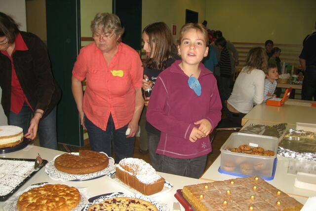 beim Kuchen- Verkauf