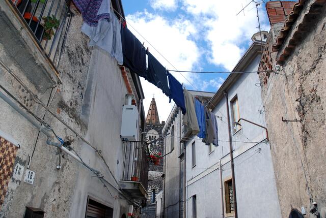 Durch die kleinen Gassen hindurch fällt unser Blick auf die Chiesa San Martino ...