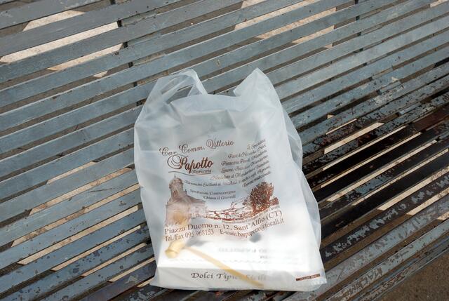 Darin ist unser Einkauf: leckere Specialità dolci a base di paste di nocciole, di mandorle e pistacchio ...