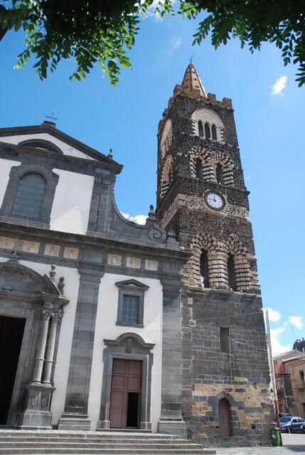 Chiesa San Martina: beeindruckend der quadratische Glockenturm.