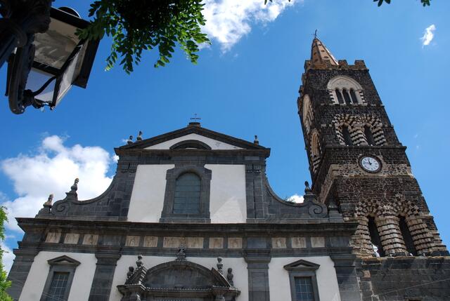 Noch einmal ein Blick auf die Kirche San Martino in Randazzo. Fast wirkt der Campanile, als ob er nicht zur Kirche gehört. So unterschiedlich sind die Fassaden der beiden Gebäudeteile.