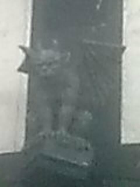 Big Brother is watching you: Hausfigur in der Weserstraße am "Keiler"