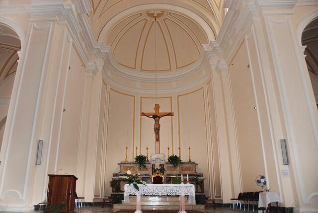Schlicht und so modern wirkend, als sei es erst in unseren Tagen entstanden. Das hat seinen Grund, denn der Innenraum der Kirche wurde nach der schweren Bombardierung im Jahre 1943 vollständig erneuert.