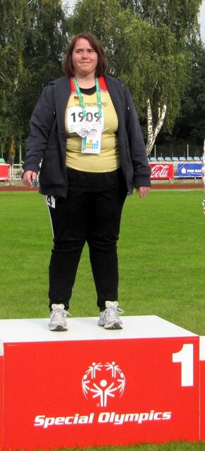 Daniela freut sich über Platz 1 im 100 Meter Lauf