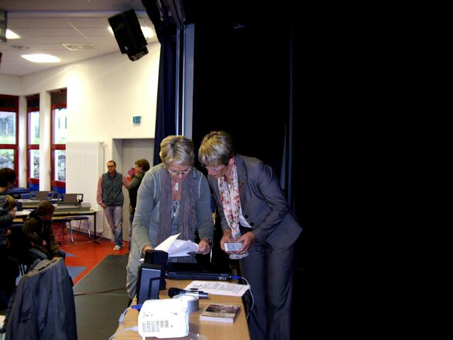 Frau Fleck und Frau Stein beim Einstellen des DVD`s