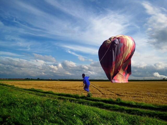 Ballon im Stoppelfeld