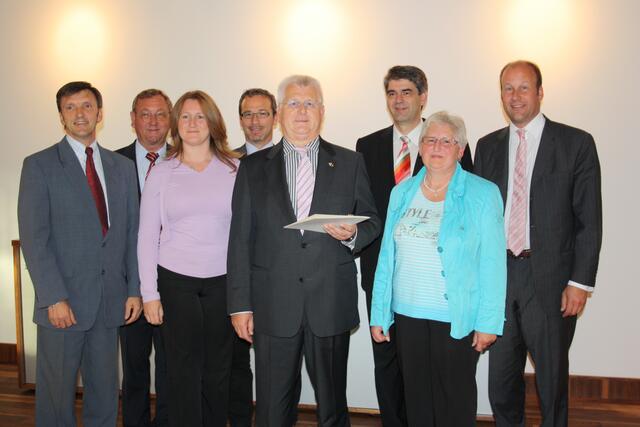 Peter Beck (Abteilungsleiter Soziales und Senioren), Alois Zeller (Diözesanpräses), Tochter Sandra Fath, Heinrich Lang (Geschäftsführer KW Augsburg), Erwin Fath, Michael Popfinger (Diözesanvorsitzender KW Augsburg), Ehefrau Rosemarie Fath, Landrat Martin