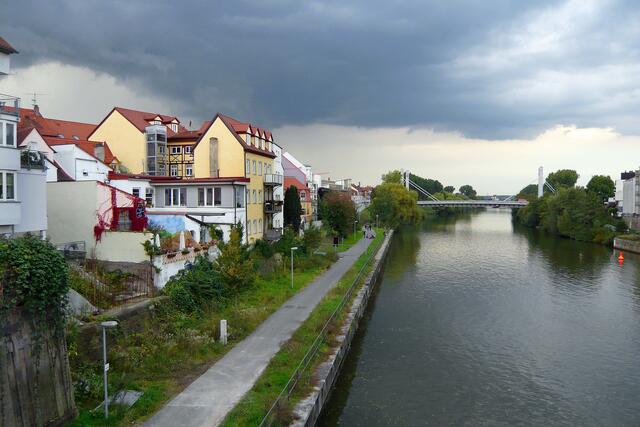 Blick von der provisorischen Fußgänger- und Radfahrerbrücke auf den rechten Regnitzarm, im Hintergrund die Löwenbrücke