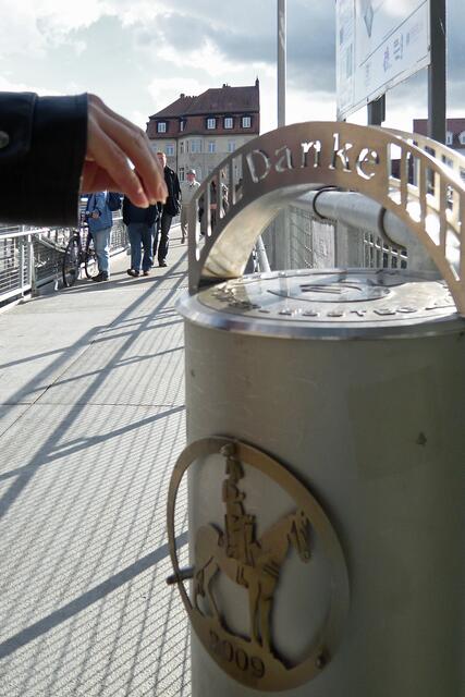 Die Spendenboxen aus Edelstahl sind mit dem Bamberger Stadtwappen verziert worden. Das "Danke" gilt den spendierfreudigen Brückengängern.