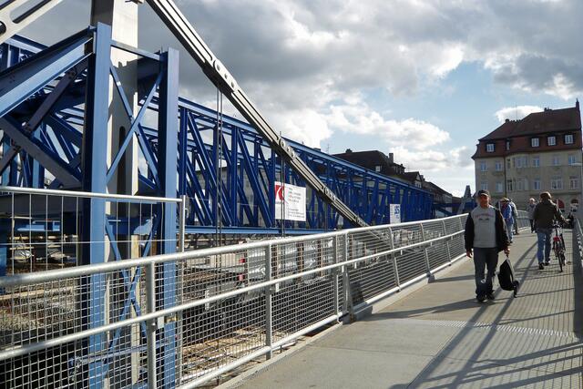 Mit der provisorischen Fußgänger- und Radfahrerbrücke wurde die Idee des "Fünferlesstegs" aufgegriffen, um mit dem Erlös wohltätige Einrichtungen zu unterstützen.