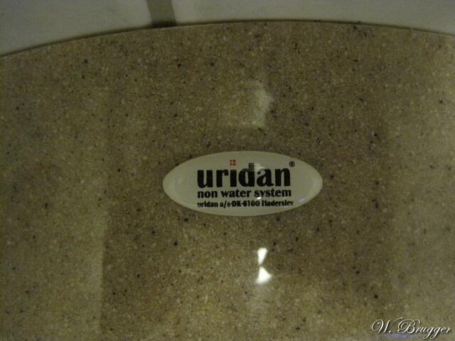 Erstaunlich! Urinal ohne Wasser!