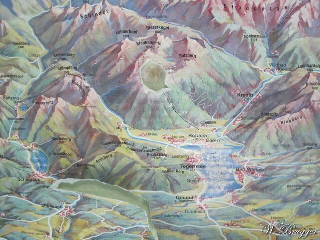 Da, wo man nichts mehr lesen kann, wo alle hingezeigt haben, ist die Bergstation der Wallbergbahn