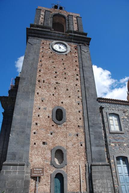 Impossant erhebt sich der Glockenturm der Chiesa San Nicolà in den blauen Himmel über Randazzo.