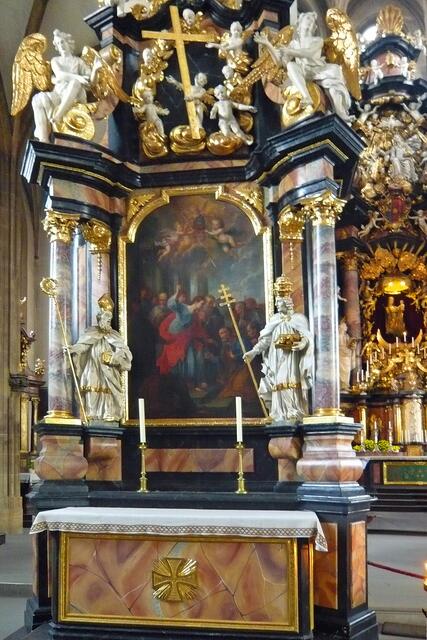 Zahlreiche Seiten- und Nebenaltäre stellen die "Obere Pfarre" als Wallfahrtskirche heraus.