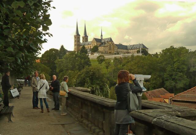 Von den Balustraden eröffnet sich eine herrliche Aussicht auf Bamberg (im Hintergrund St. Michael).