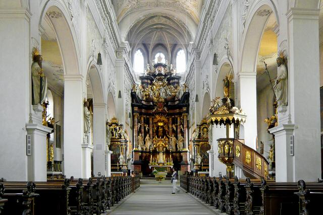 Christus und die Apostel an den Pfeilern flankieren den Weg zum Hochaltar mit seinem überquellenden Barockschmuck.