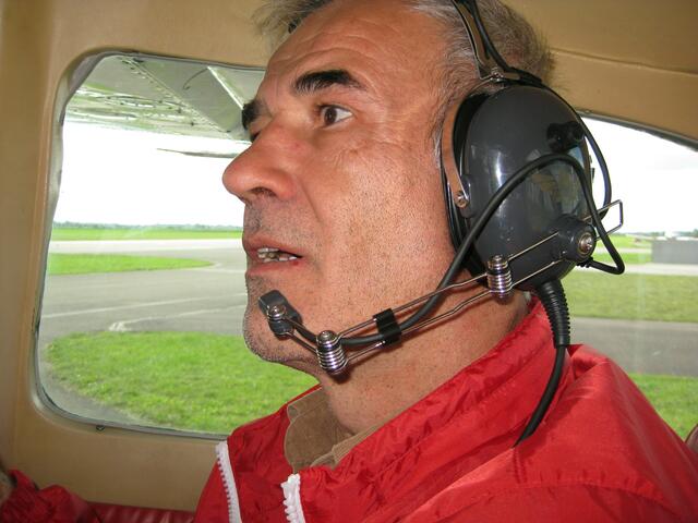 Ali spricht mit dem Piloten.