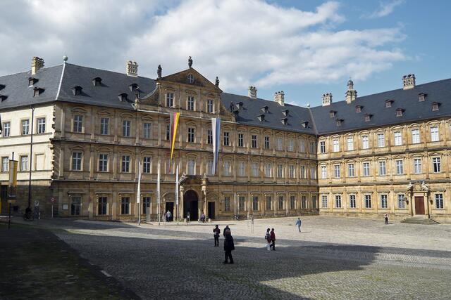 Die Neue Residenz zählt zu den ersten großen Schlossbauten des Absolutismus in Franken. Sie entstand im 17. Jahrhundert und diente bis 1802 als Sitz der Bamberger Fürstbischöfe.