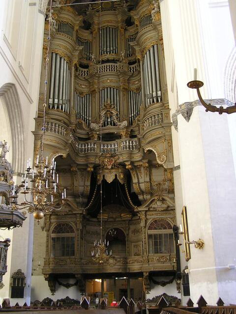 Der bis zum Gewölbe (ca. 30m) ansteigende Orgelprospekt (1766 bis 1769) mit Fürstenempore (1749–1751)