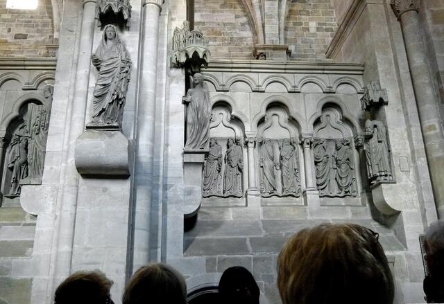 An der Chorschranke die Skulpturen Maria (am Pfeiler), rechts neben ihr der lachende Engel, ganz rechts der Bischof und Märtyrer Dionysius