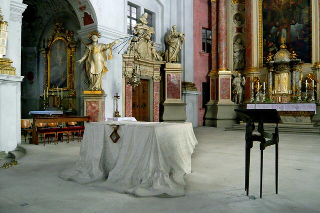 Der moderne Altar erinnert an die Heiligenlegende, nach der St. Martin seinen Mantel mit einem Bettler teilte.