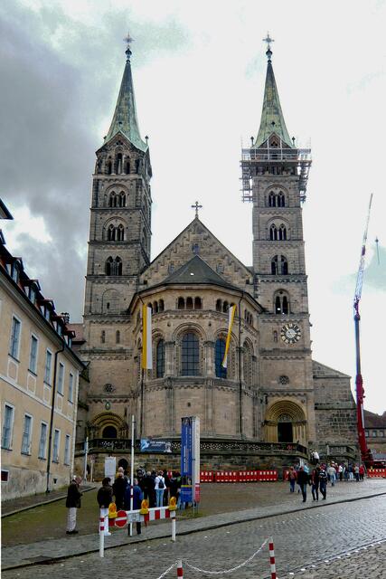Wer über die Karolinenstraße zum Domplatz hinaufgeht, dem präsentiert sich der Dom mit seiner mächtigen Ostfassade.
