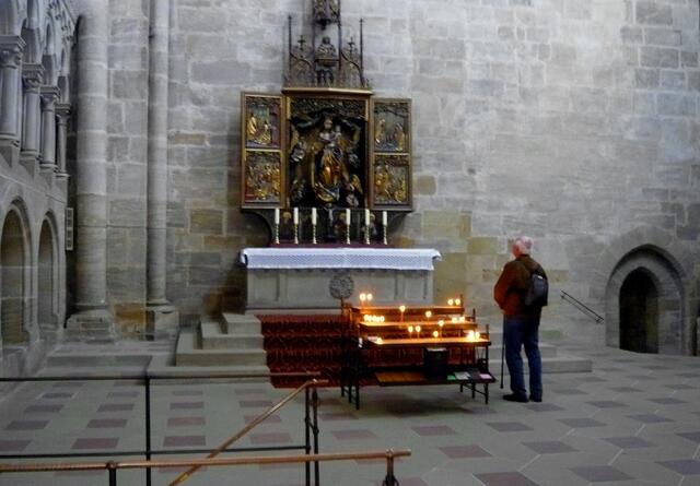 Neben allem großen Besichtigungstrubel ist für manchen immer noch der Dom vor allem ein Ort der Besinnung und eine Stätte des Gebets.