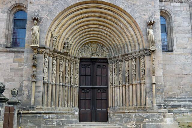 Das Fürstenportal wird heutzutage nur bei besonderen Anlässen geöffnet. Über der Tür befindet sich eine Darstellung mit Christus als dem Weltenricher.